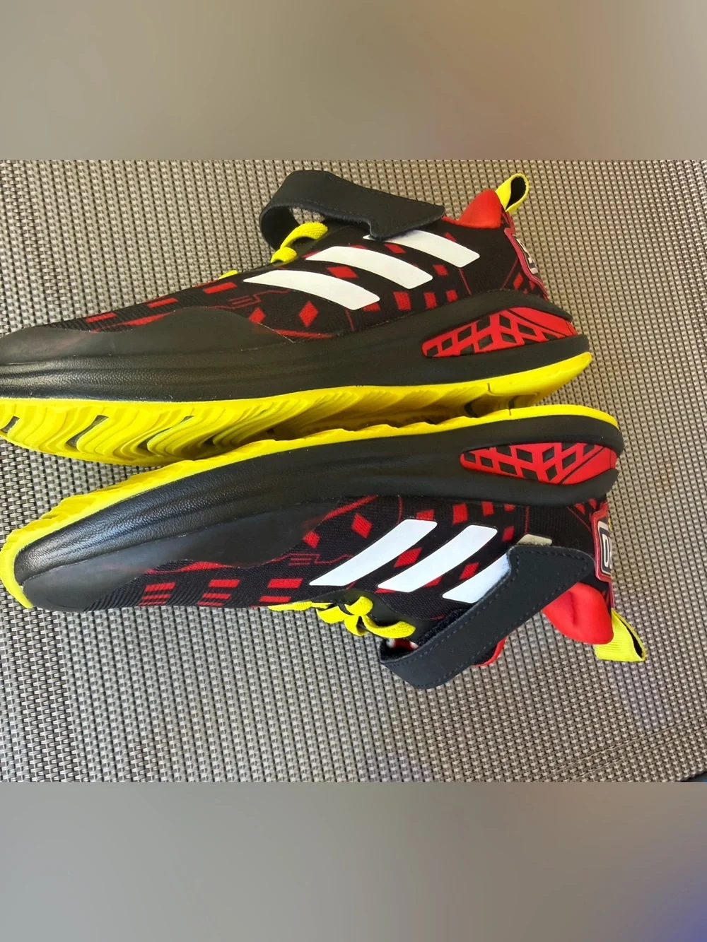 Adidas marvel superheroes adventures kids sneakers size 1.5